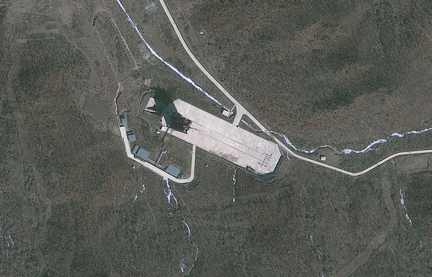 Satelliitfoto Põhja-Korea Tongchang-ri baasist, kus seatakse stardiks üles kaugmaaraketti.