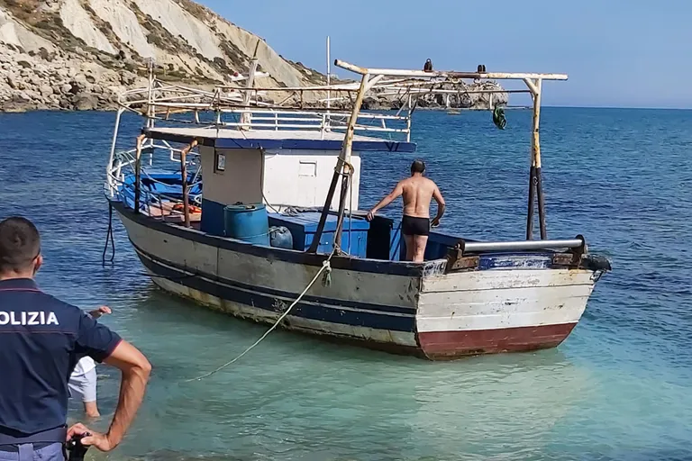 Agrigento linna lähedal Sitsiilia lõunaosas kontrollib Itaalia politsei kalalaeva.