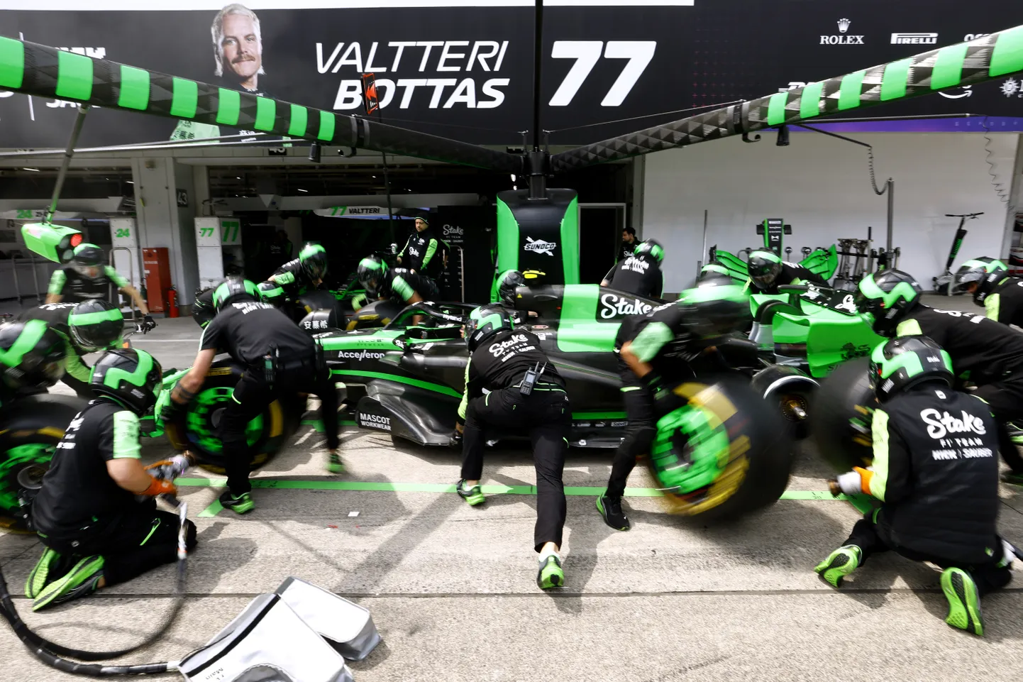 Sauber on tänavu olnud F1-sarjas punane latern, kuid suvel tehtud muudatused aitavad tiimi loodetavasti uuele laineharjale. Kolmandat hooaega on Šveitsis baseeruva meeskonna telgitagustes olulist rolli kandnud Eesti võidusõitja Ralf Aron, kes on võistlusnädalatel olnud simulaatorisõitja.