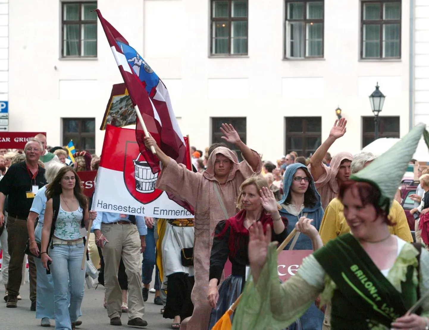 Pärnu rahvusvaheliste hansapäevade korraldajad on palju head nõu saanud 2005. aastal Tartus toimunud XXV rahvusvaheliste hansapäevade korraldajatelt. Pildil Tartu hansapäevade lõpurongkäik.
