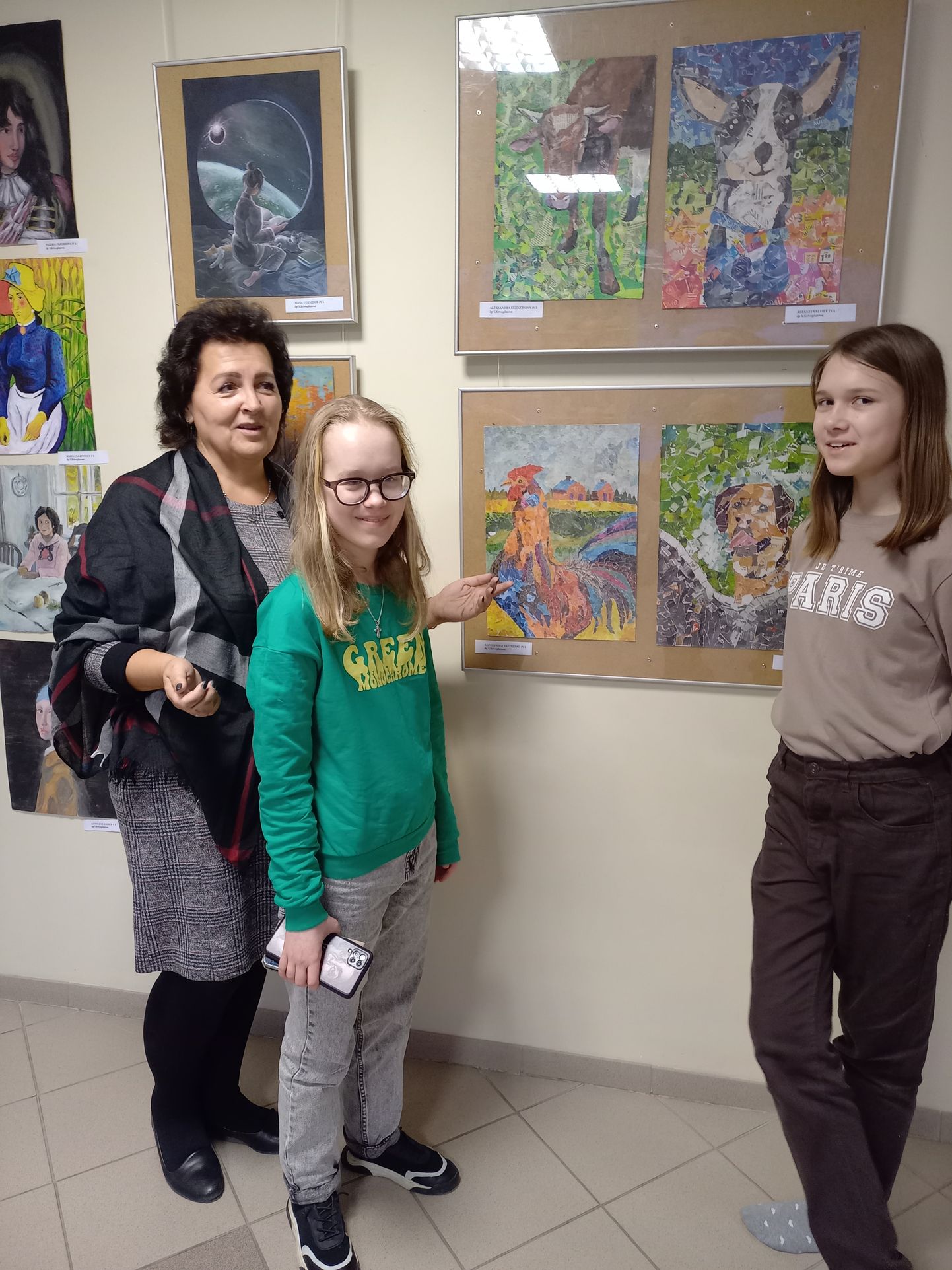 Ученицы Виктории Кривоглазовой Ангелина Тайвер и Эрика Виолетт говорят, что собирать картинки из бумажных кусочков непросто, но интересно.
