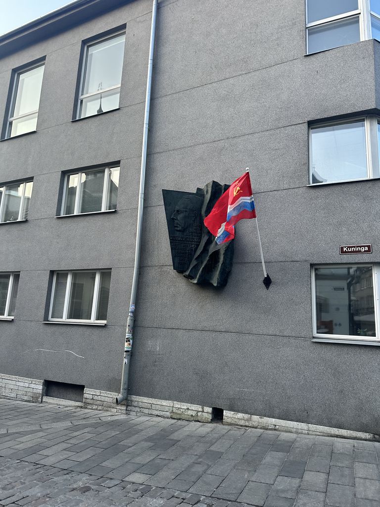 Eesti NSV lipp Juhan Smuuli bareljeefi kõrval.