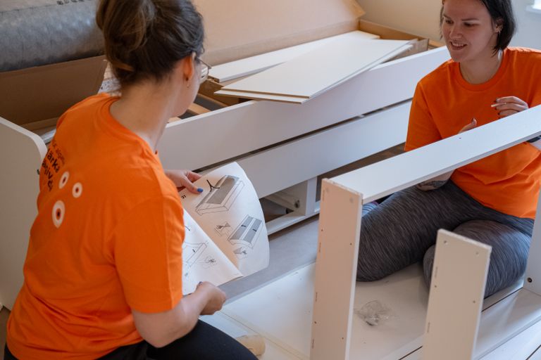 IKEA vabatahtlikud mööblit kokku panemas.