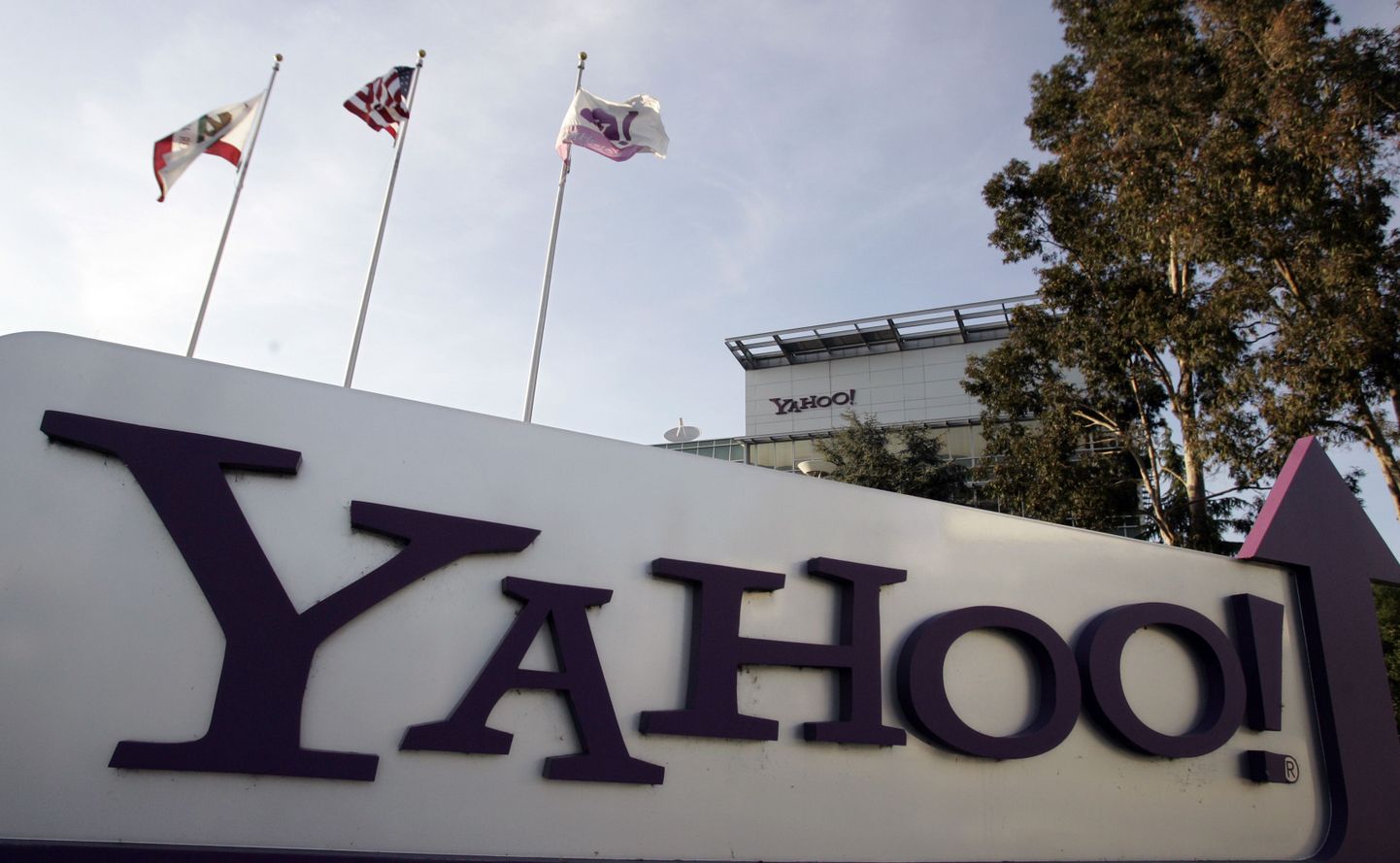 Yahoo! logo Sunnyvale'is Californias asuval peakorteris.