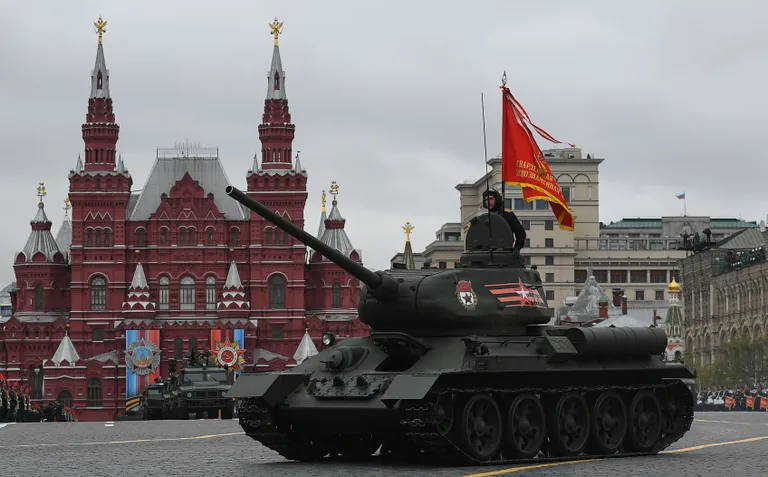 T-34-85 tank Punasel väljakul. / Scanpix