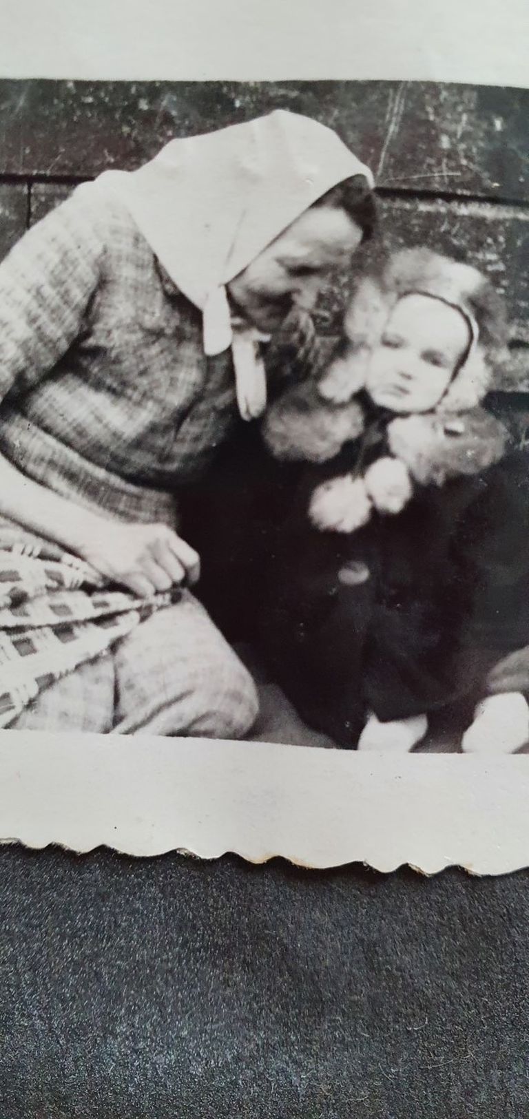 MammaMamma Liine koos Kasahstani vangilaagrist koju toodud tütretütar Ruthiga (minu vanaema) 1950