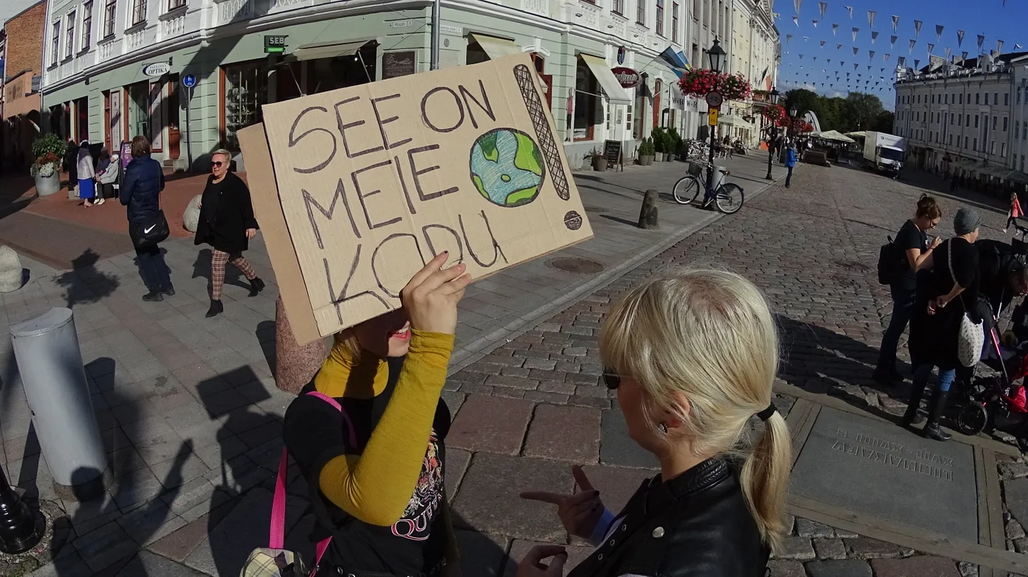 Kliimastreik Tartus Raekoja platsil.