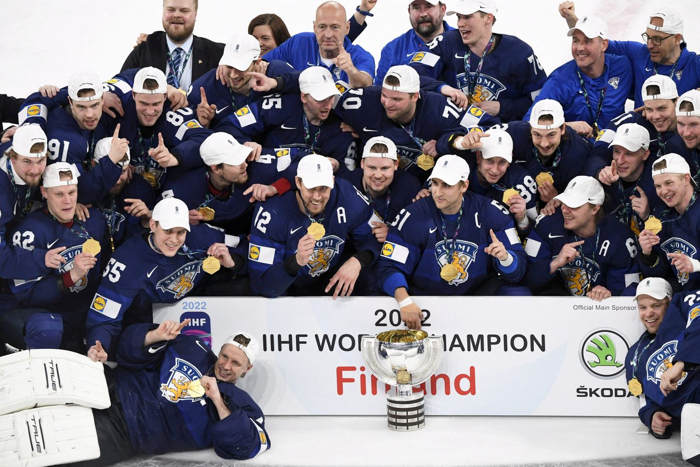Soome hokikoondis tähistab MM-tiitli võitmist.