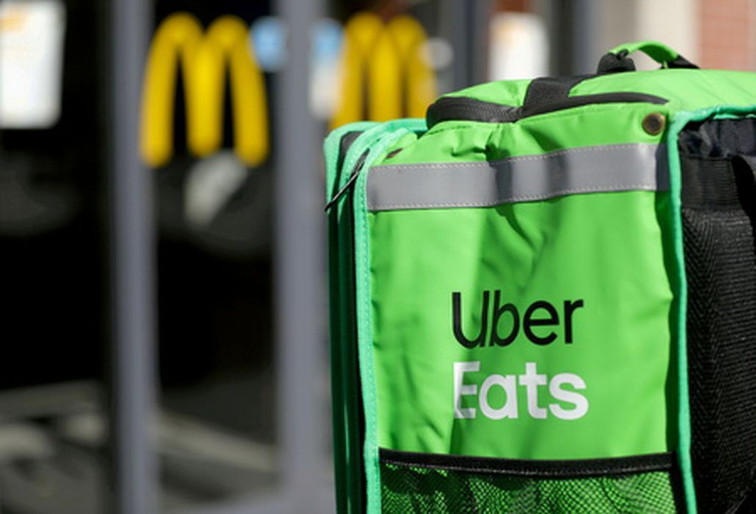 Uberi kulleri toidutransportimise kott. Uber Eats on rakendus, mille kaudu saab toitu tellida