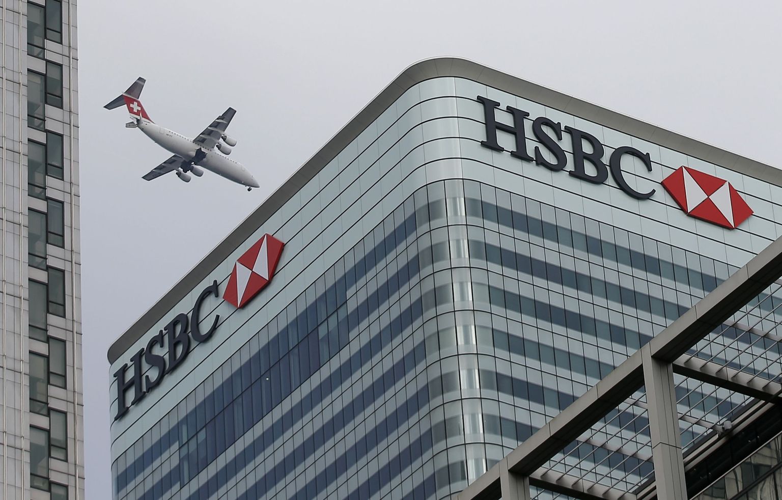 Šveitsi lennuk lendamas üle HSBC Londoni peakorteri.