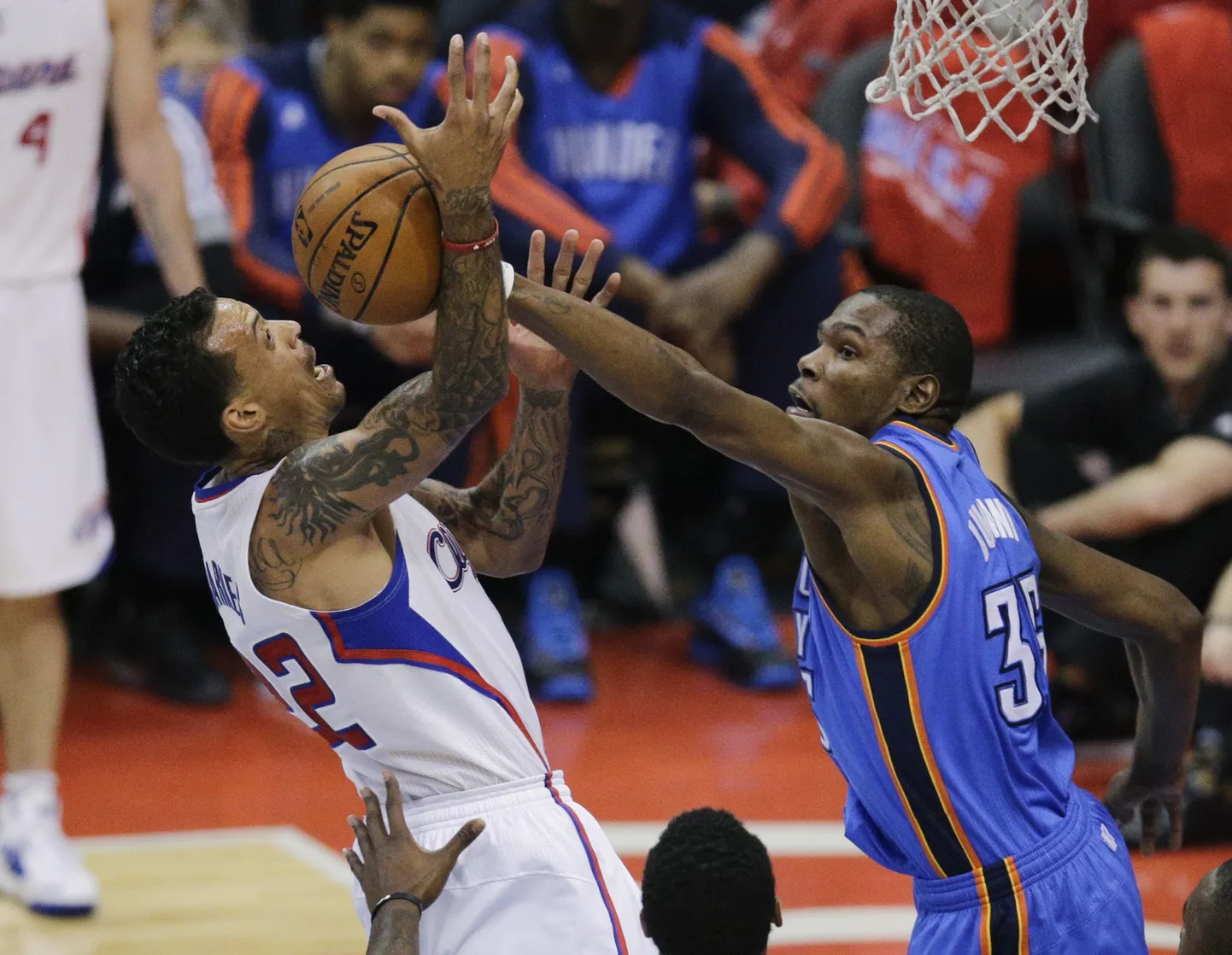 Kevin Durant (paremal) aitas Oklahoma City Thunderil konverentsi finaali ukse Matt Barnesi ja Los Angeles Clippersi ees kinni lüüa.
