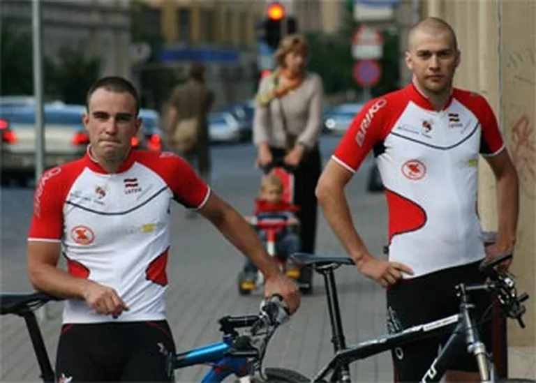 "Poraplast adventure team" braucēji Tālis Banga (no labās) un Kristaps Škapars.