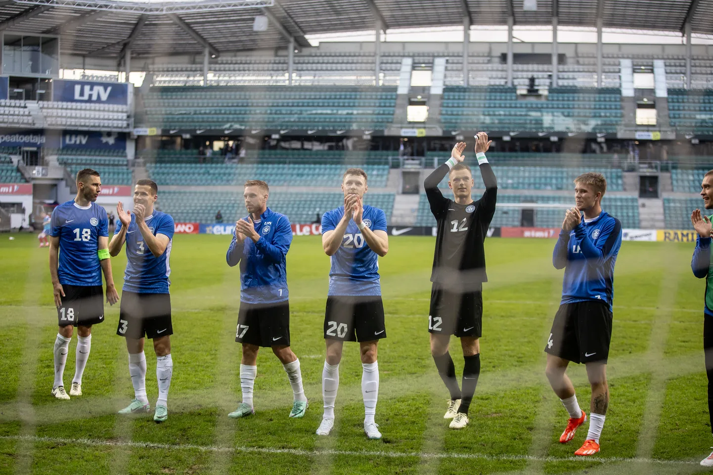 Eesti koondis tänab fänne pärast võidukat mängu Fääri saartega.