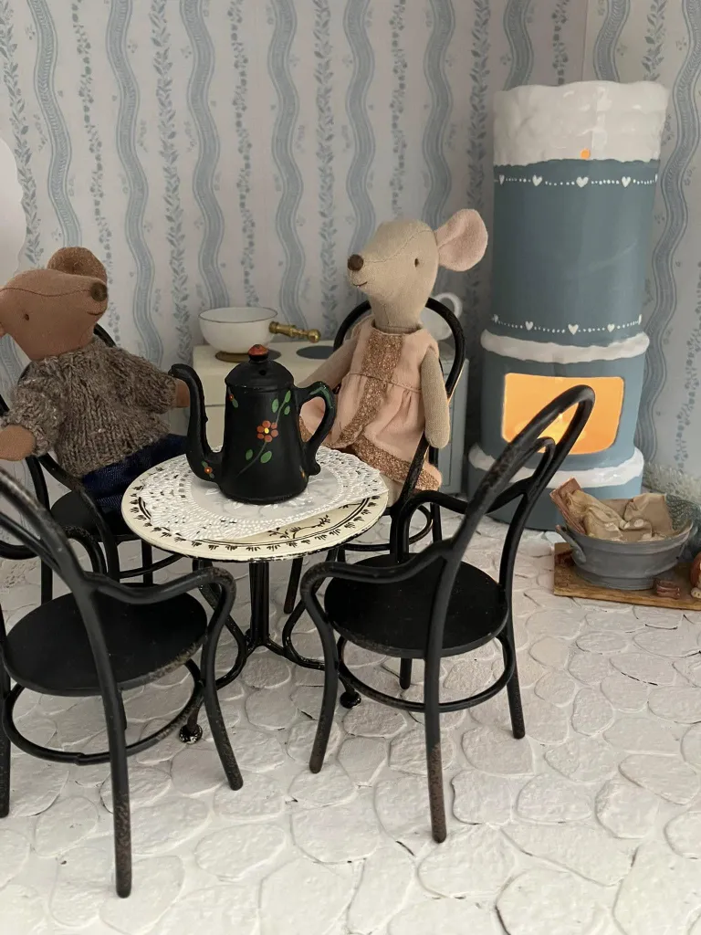 Вместо кукол - мягкие мышки.