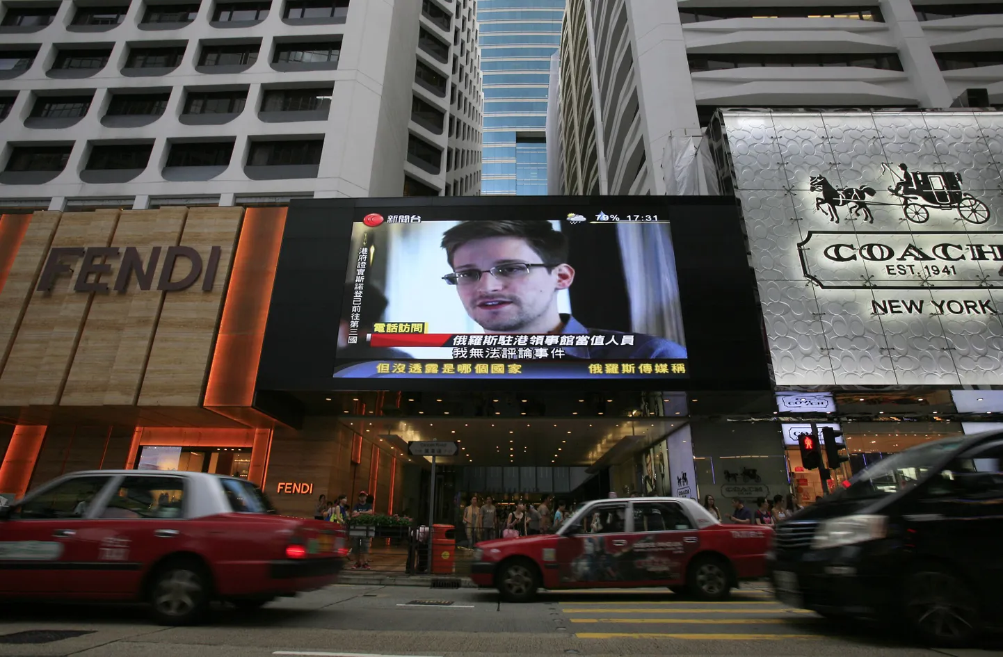 Hongkongi kaubanduskeskuse seinal olev  telekanal vahendab Edward Snowdenit puudutavat uudist.