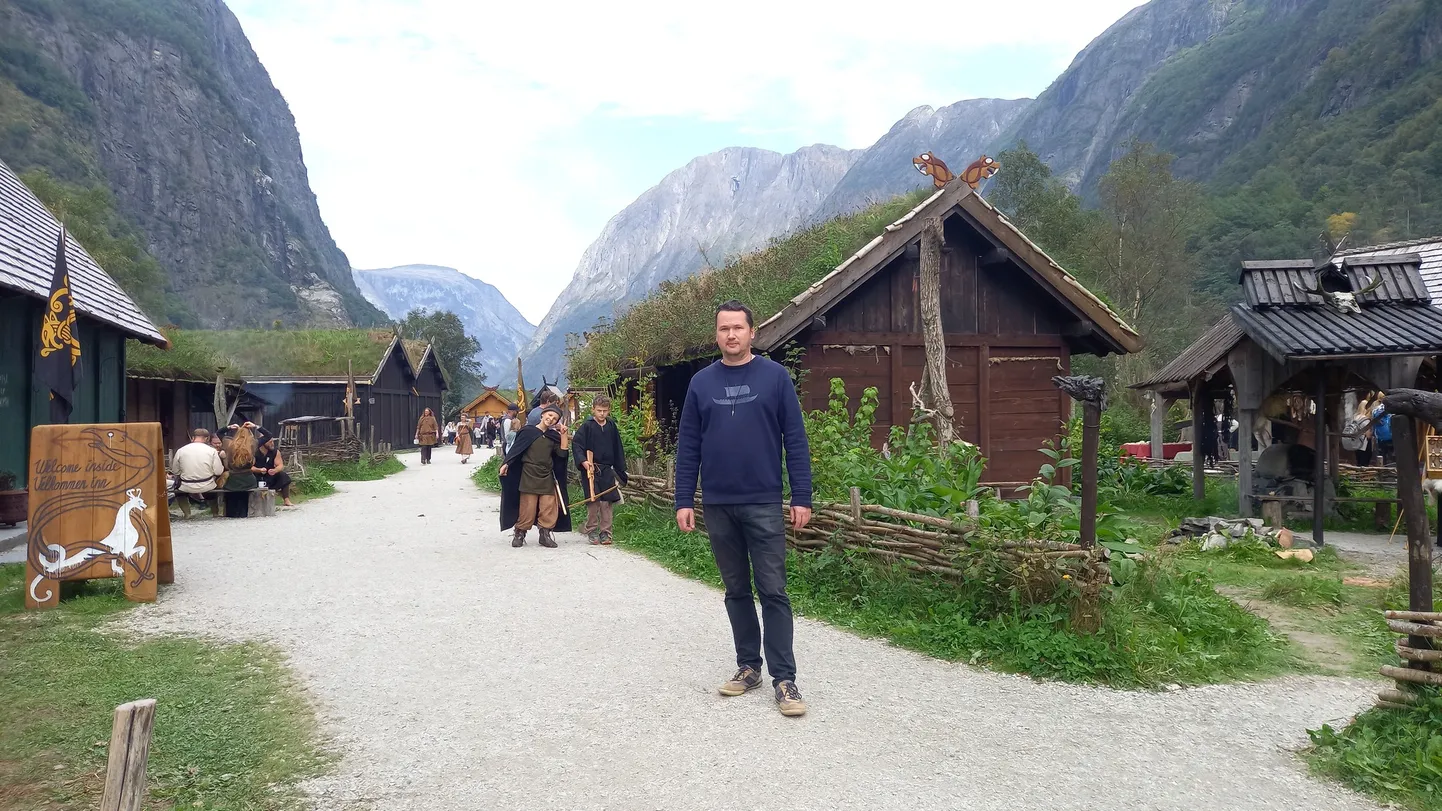 Pildil Priit Kivi Norras Gudvangenis asuvas Njardarheimr’i viikingikülas 9. septembril 2023 vahetult enne loengut.