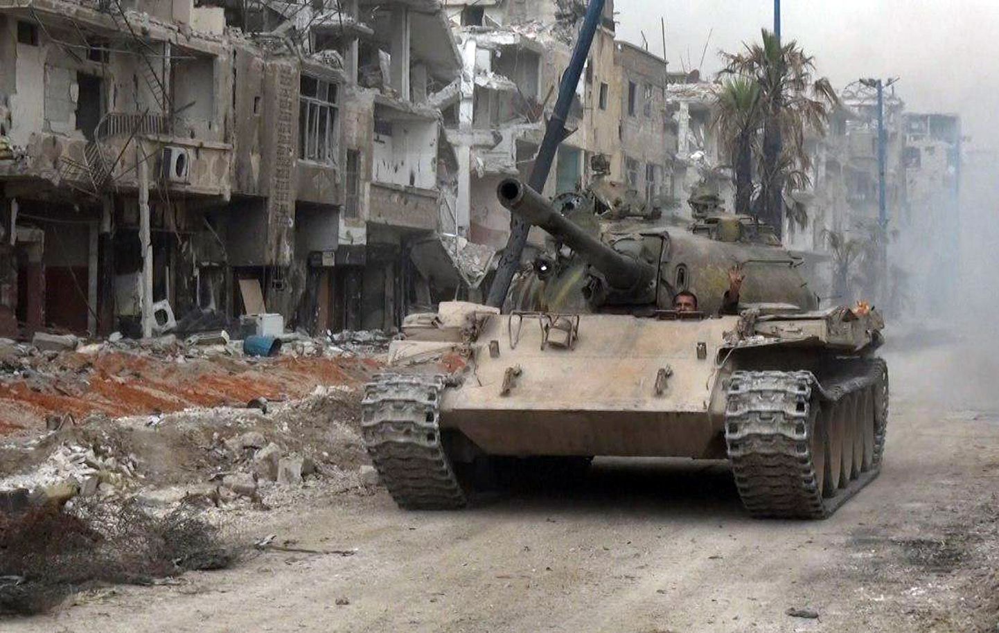 Süüria uudisteagentuuri SANA foto näitamas Süüria armee tanki liikumas al-Hajar al-Aswadi piirkonnas Damaskuse lõunaosas, kus on käimas rünnak ISISe positsioonidel.