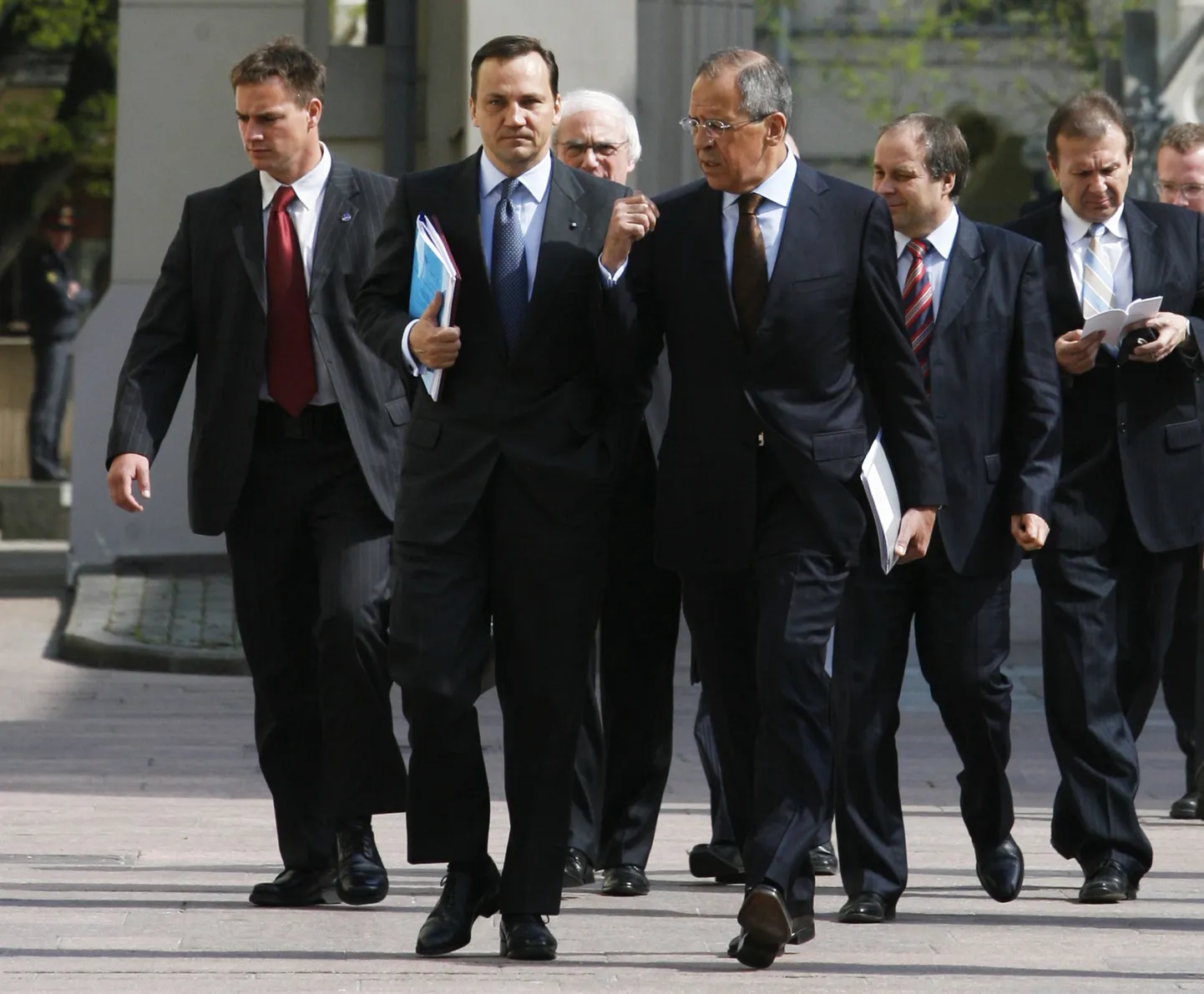 Vene välisminister Sergei Lavrov (paremal) vestlemas oma Poola kolleegi Radoslaw Sikorskiga.