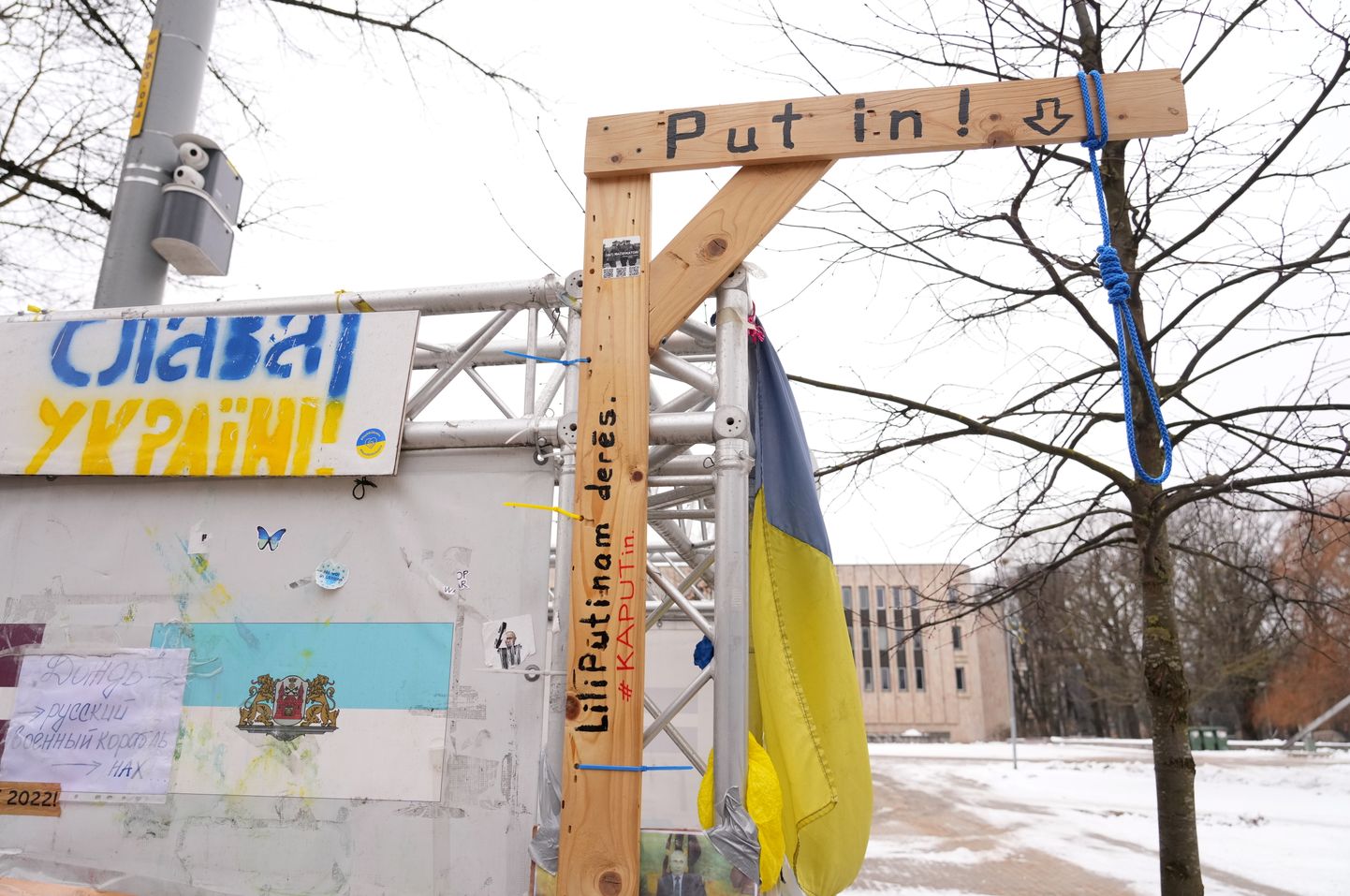 Stends ar improvizētām karātavām un plakātiem Ukrainas atbalstam iepretī Krievijas vēstniecībai.