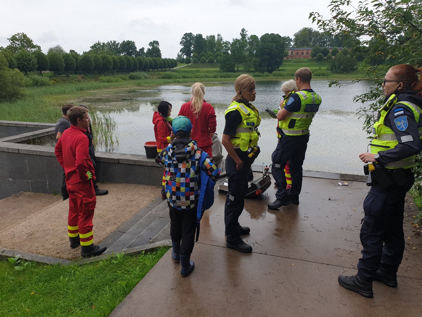 Päästjad tõid Raadi järve kukkunud poisi veest välja.