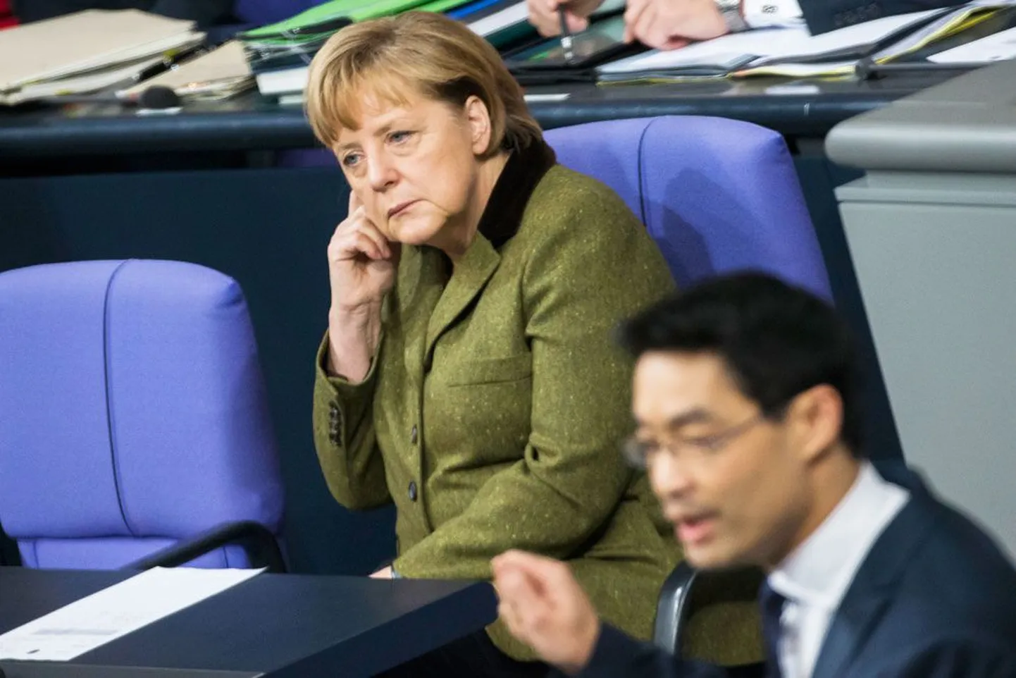 Saksa kantsler Angela Merkel üleeile Bundestagis kuulamas majandusministri ja FDP juhi Philipp Rösleri sõnavõttu. Vaatlejad prognoosivad, et kui FDP ei pääse Alam-Saksis parlamenti, võivad valijad sügisel erakonna ka föderaalparlamendist välja jätta.