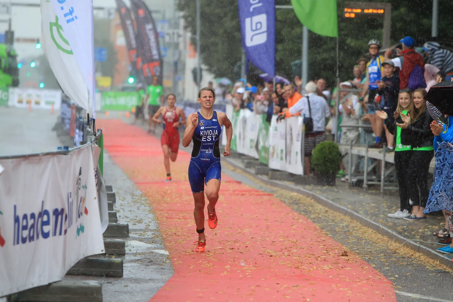Mullune Tartu Milli triatlon. Pildil triatleet Kaidi Kivioja võidukas finiš.