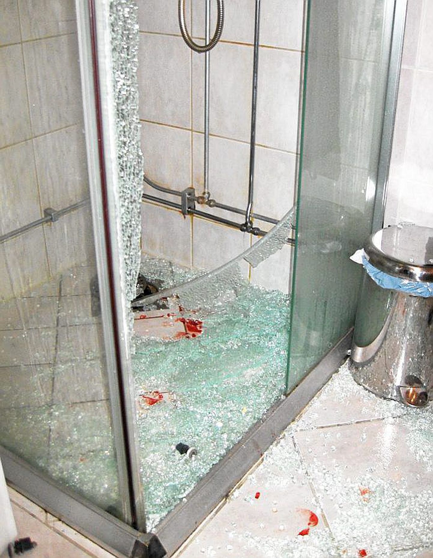 Klaasist dušikabiini uksed ja seinad võivad ootamatult puruneda.