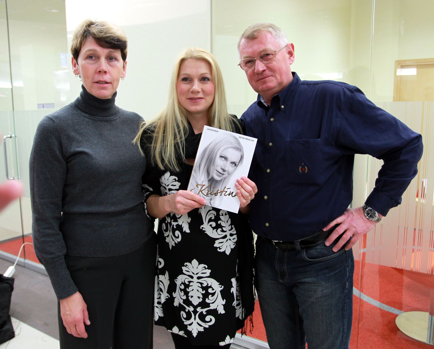 Kristina Šmigun-Vähi oma vanematega raamatu esitlusel.