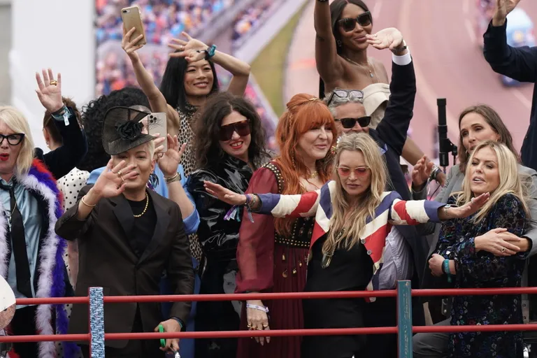 Kate Moss, Naomi Campbell ja Patsy Kensit bussis tantsu vihtumas.