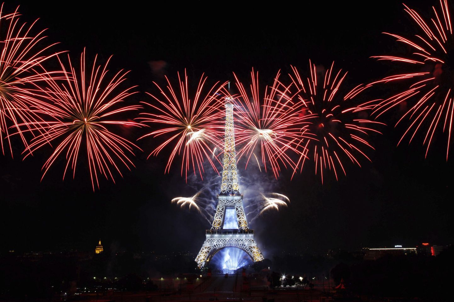 Во Франции во время празднования Дня взятия Бастилии 14 июля было сожжено более 700 автомобилей.
