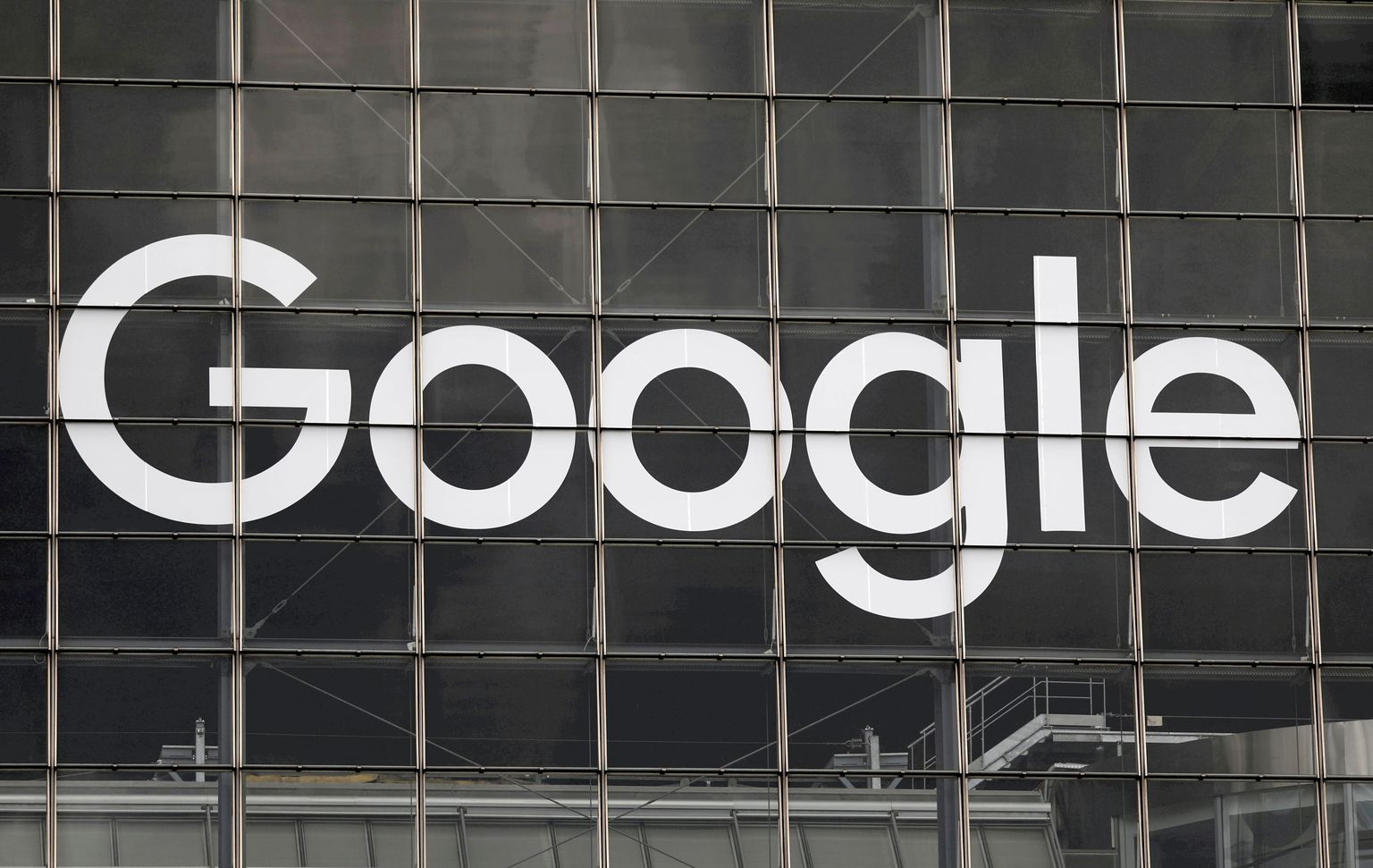 Google'i logo Pariisi äripiirkonnas.