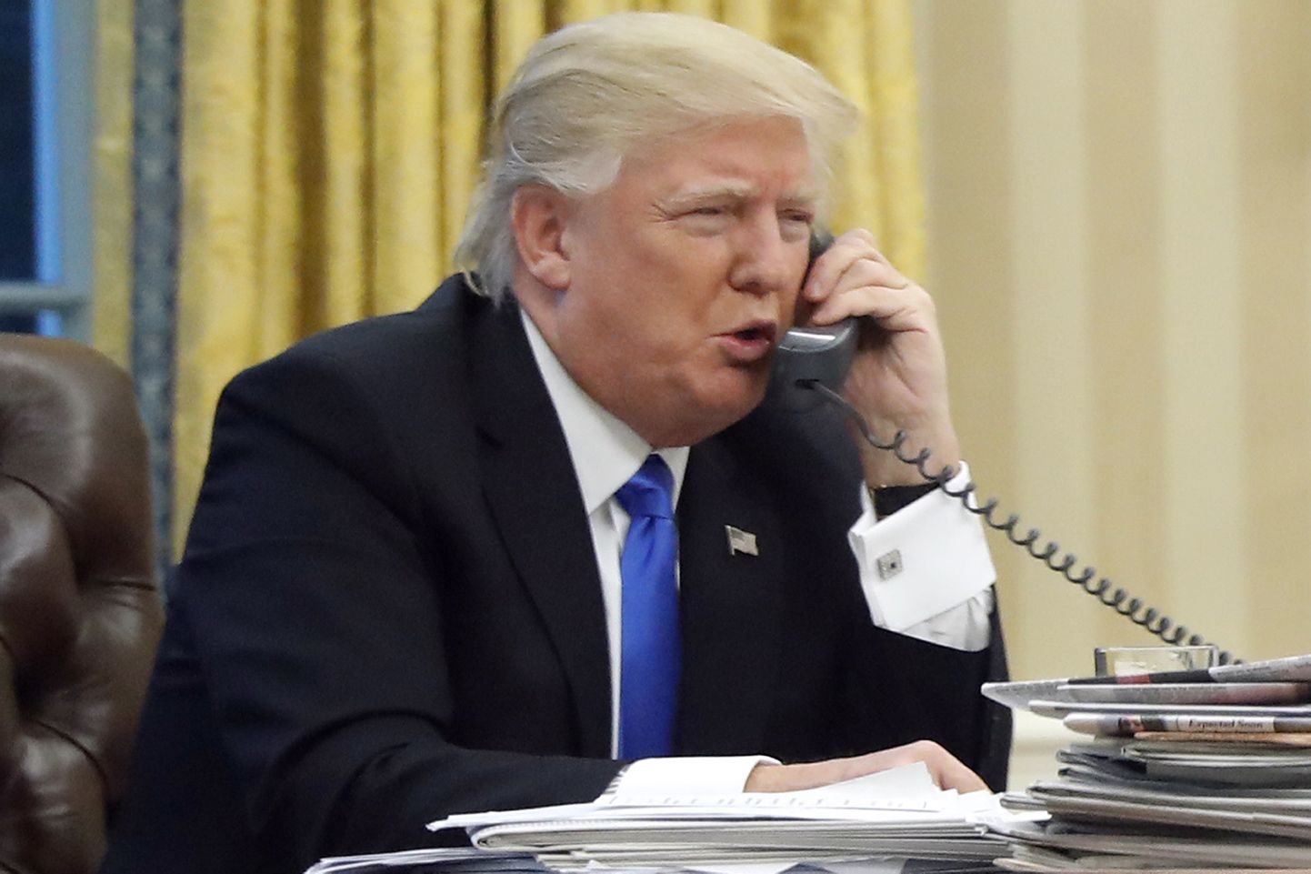 USA president Donald Trump rääkimas telefoniga