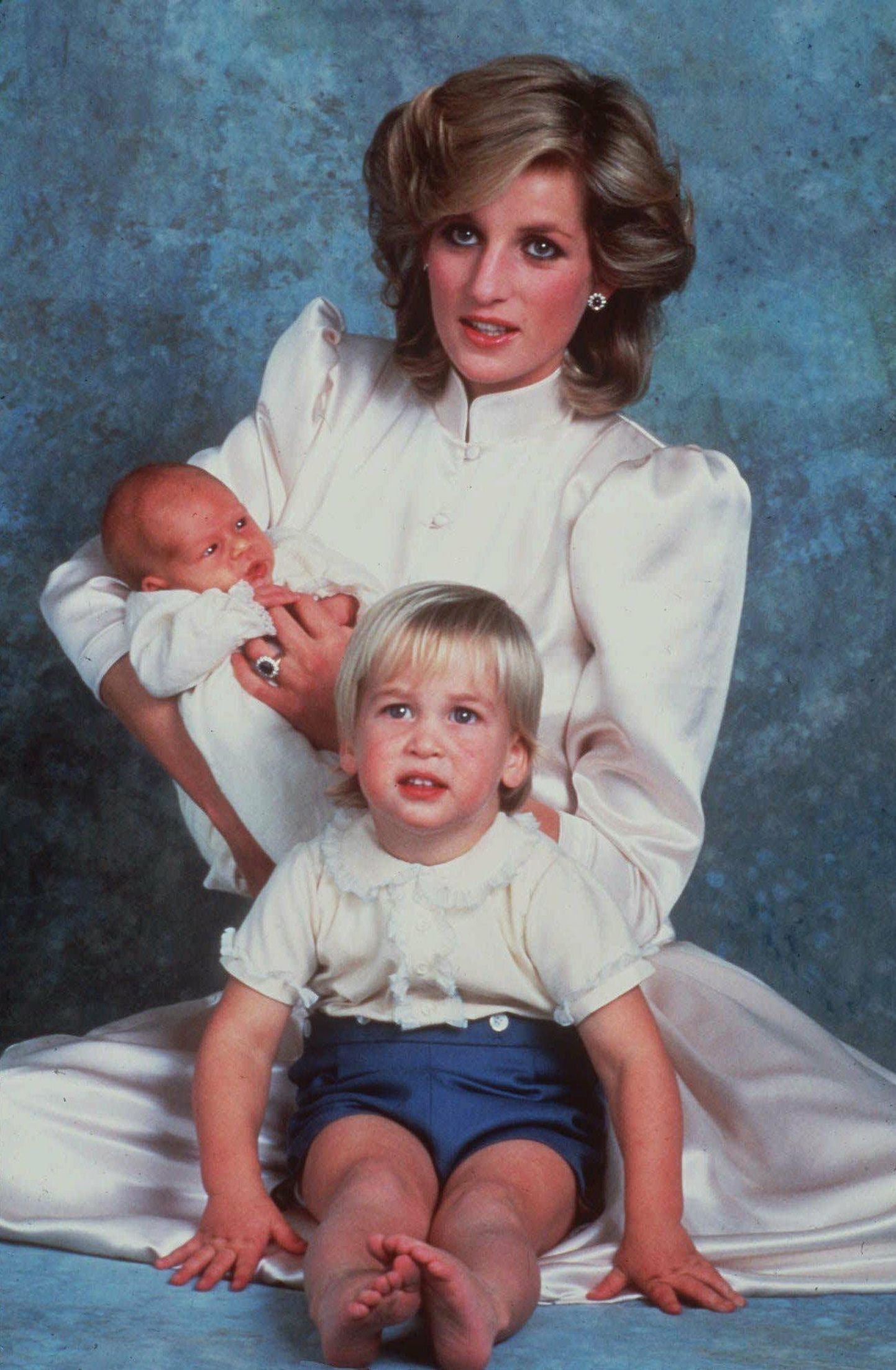 Printsess Diana 1984. aastal koos kaheaastase prints Williami ja äsjasündinud prints Harryga.