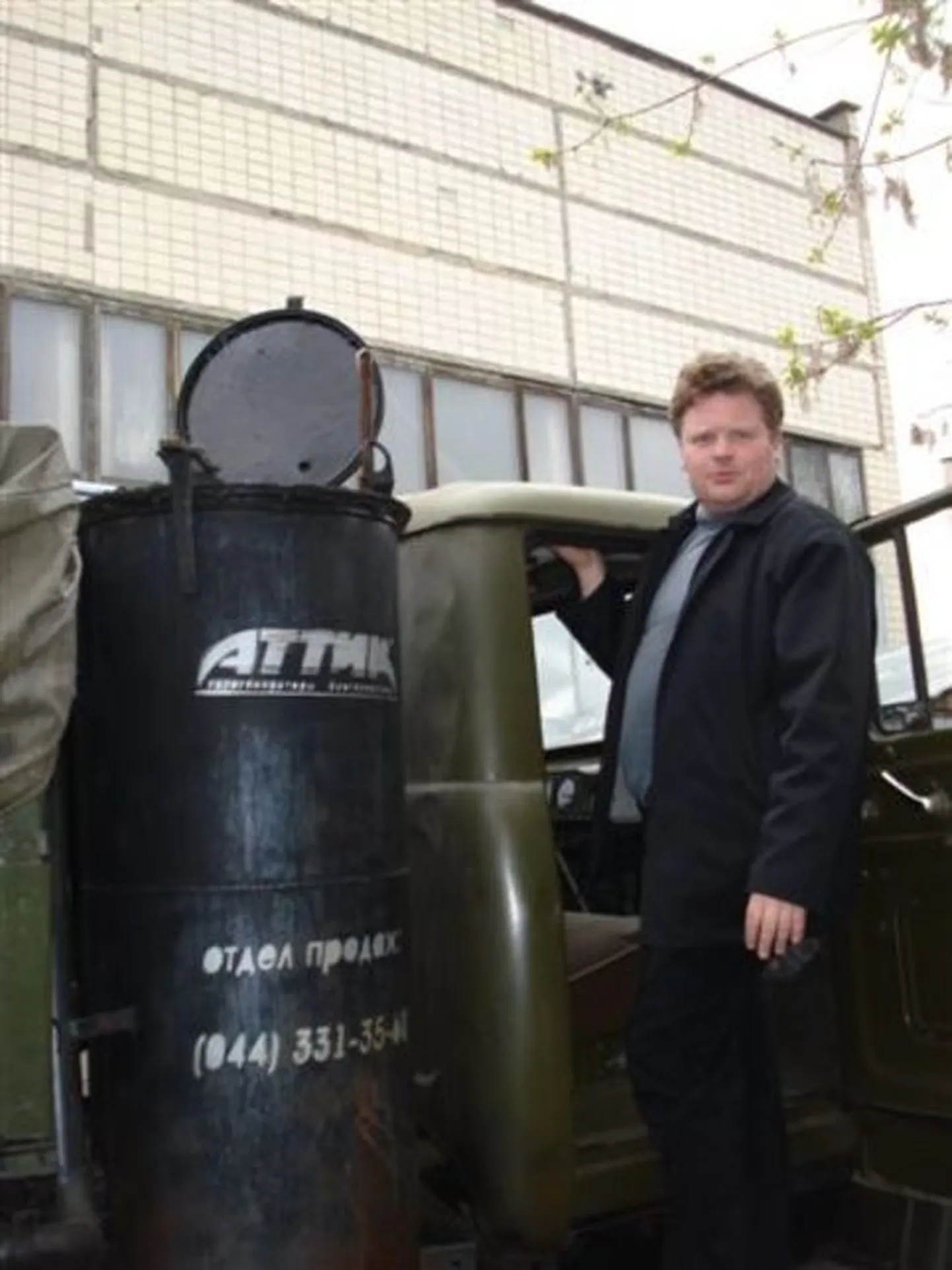 Leiutaja Sergei Kalinovski oma autoga..