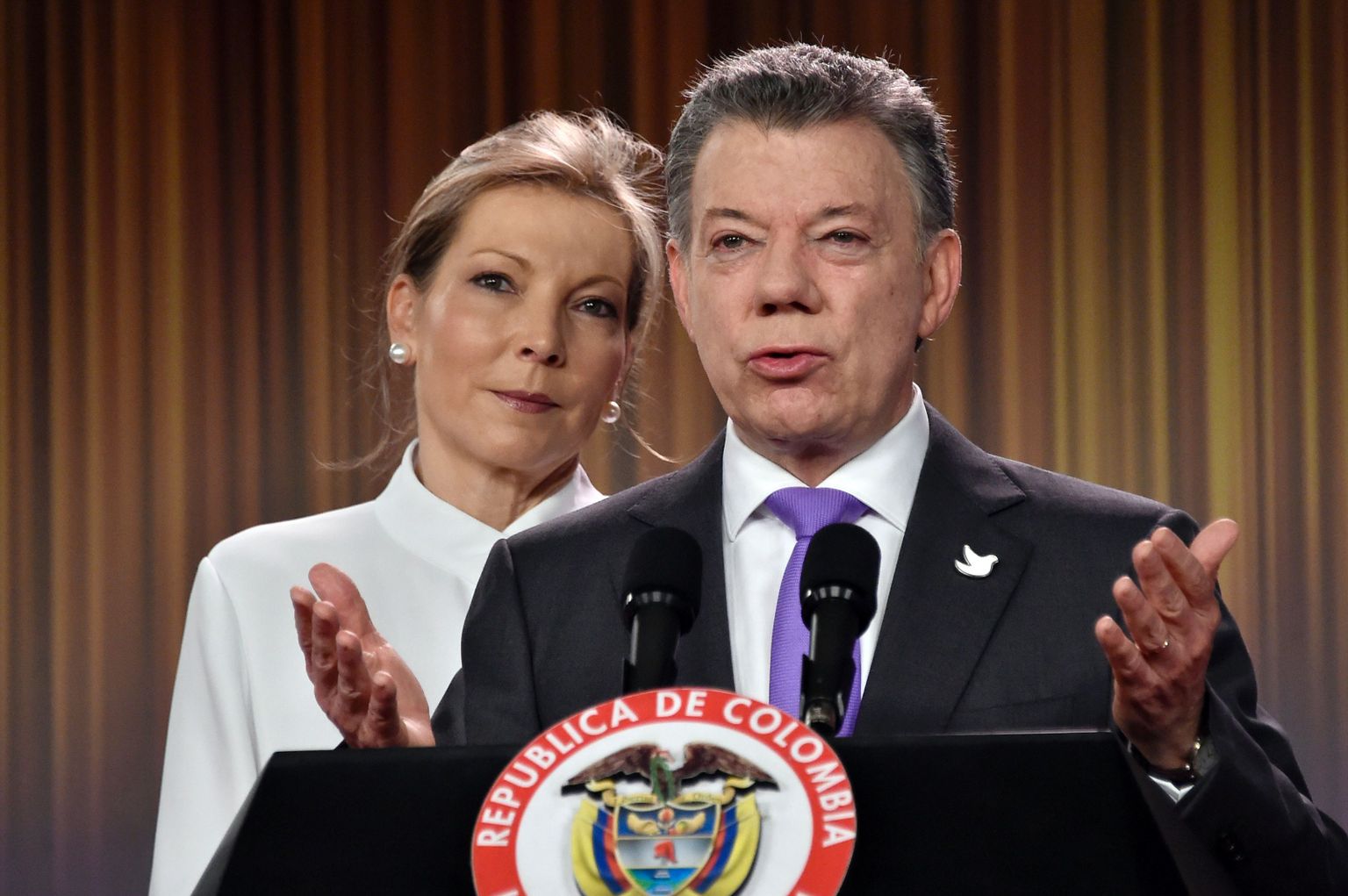 Juan Manuel Santos pidas eile Bogotás Casa de Narino presidendipalees tänukõne. Tema kõrval seisab abikaasa María Clemencia Rodríguez.