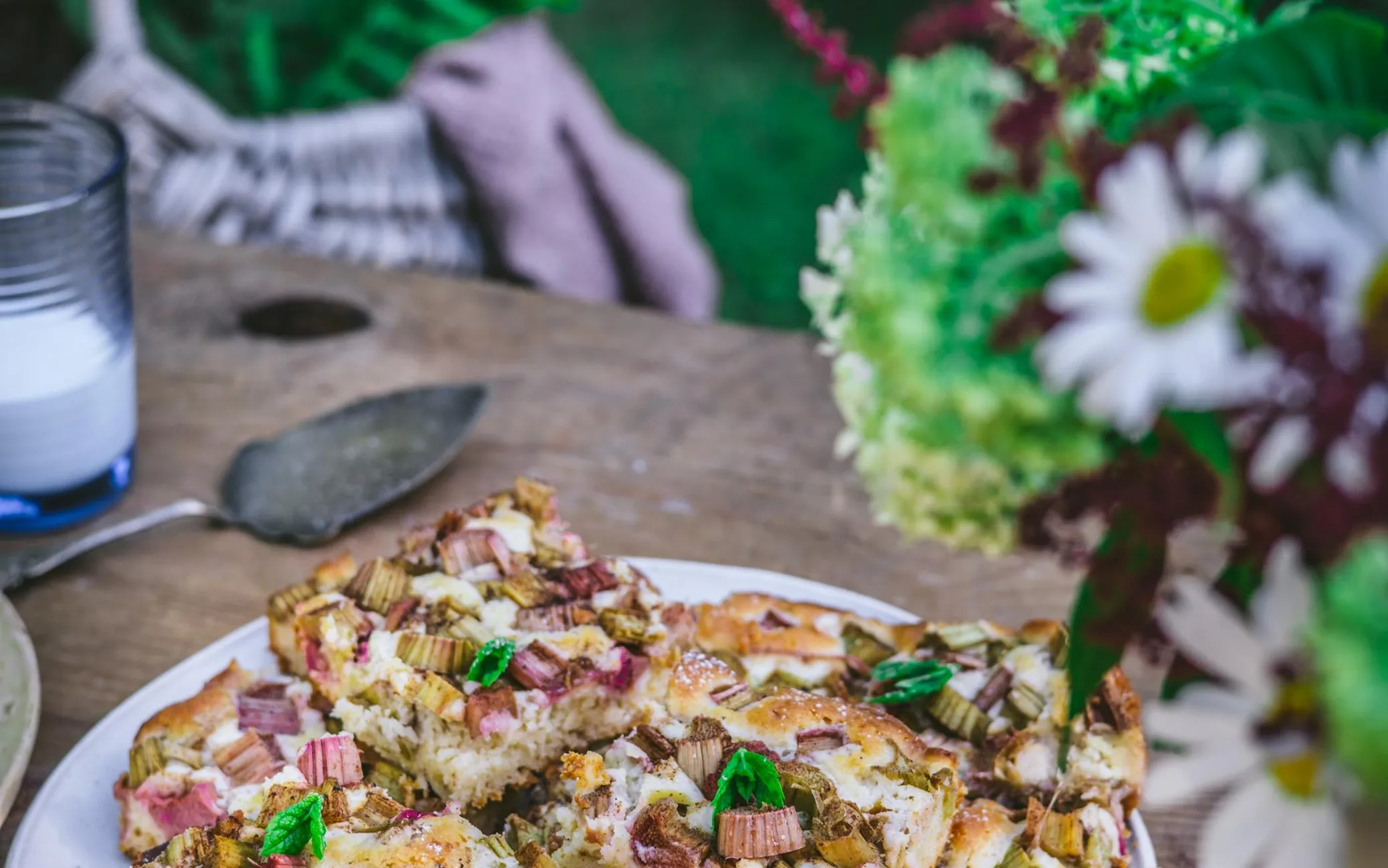 See rabarberi-plaadikook on mahlane, samas lisavad valge šokolaad ja kondenspiim tummisust ning magusust. FOTO: Ragne Värk