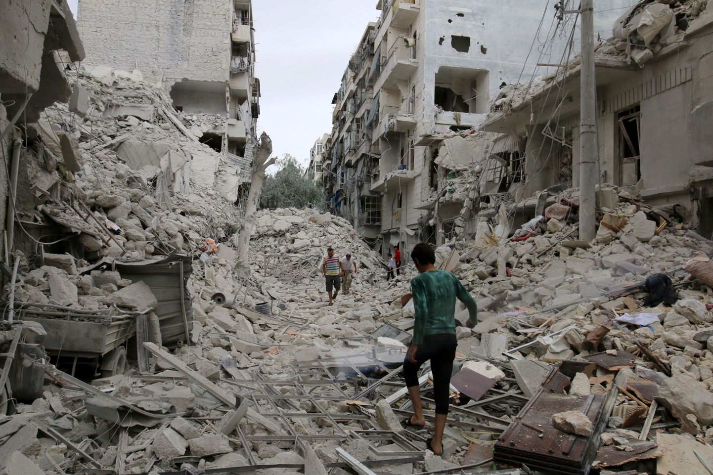 Kohalikud uurivad purustuste ulatust Aleppo Tariq al-Babi linnaosas.