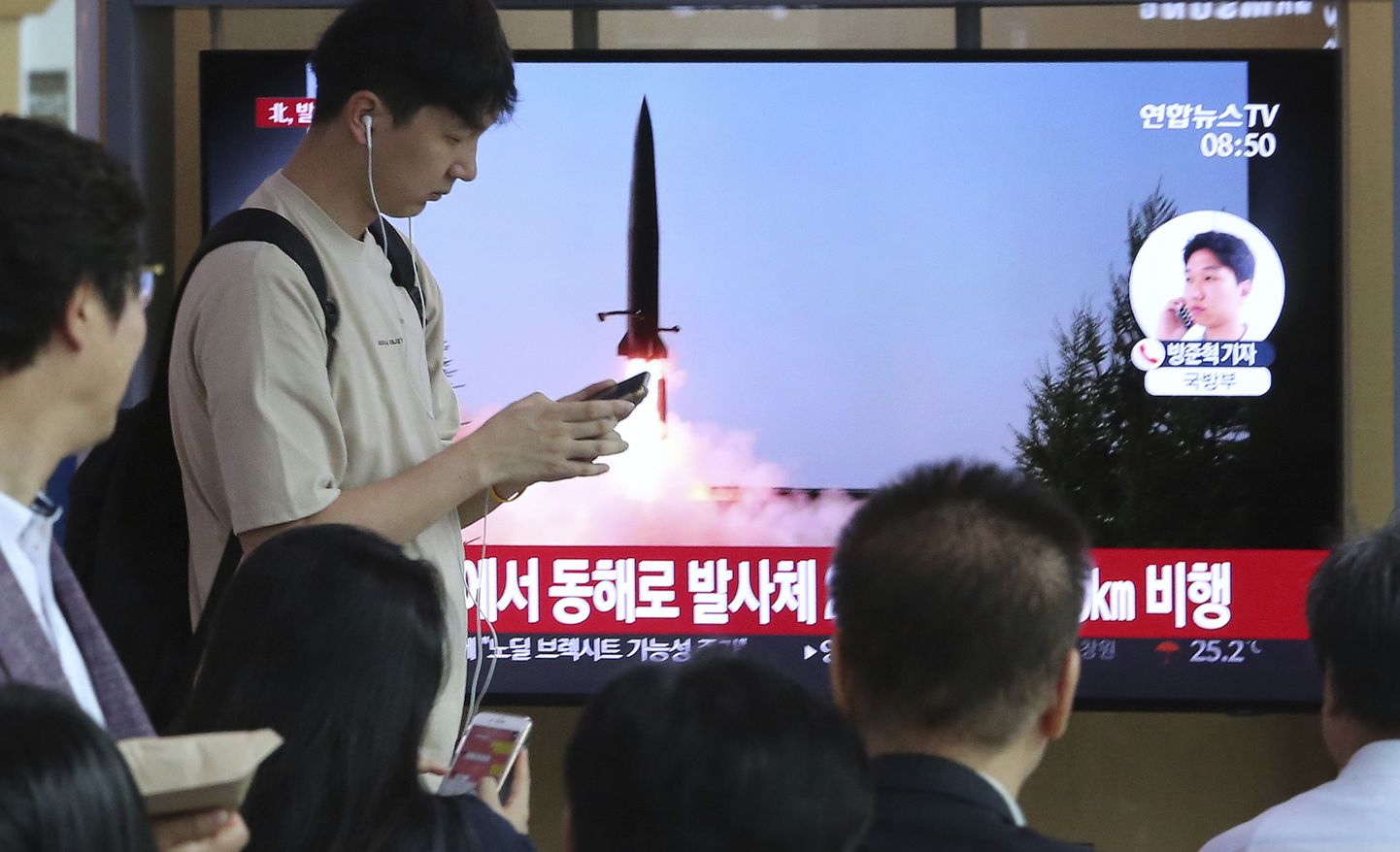 Inimesed vaatavad uudiseid Põhja-Korea raketitulistamise kohta Souli raudteejaamas.