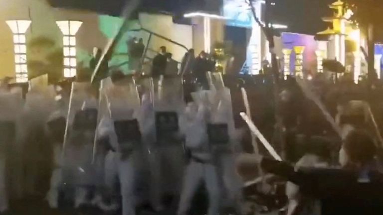 По интернету разошлись видео из Гуанчжоу, на которых полиция в белых защитных костюмах разгоняет людей в масках – предположительно, протестующих у завода по производству айфонов