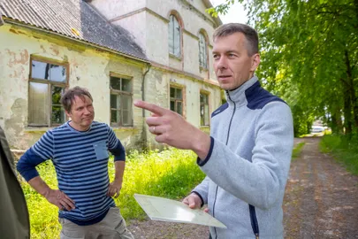 Loeng ajaloost:Arhitekt Hannes Koppel on Holmhofi ajalugu põhjalikult uurinud. Kursuslane Kaido Kruut kuulab teda hoolega.
