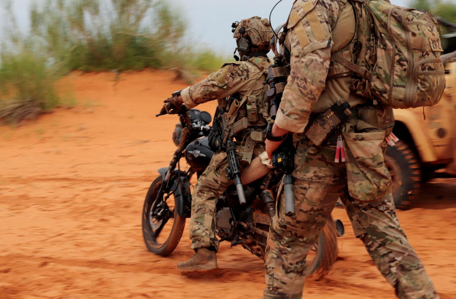 Prantsusmaa juhitava terrorismivastase operatsiooni Barkhane sihtüksuse Takuba sõdur patrullib mootorrattal koos Mali sõduritega Nigeri piiri lähistel tänavu augustis. 
