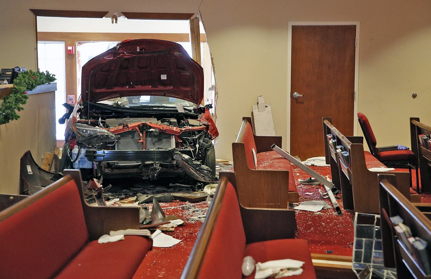 Ühendriikides sai Ohio osariigis kirikuhoonet ramminud auto tõttu viga kuus inimest.