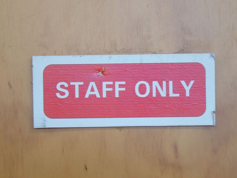 Staff only. Eesti keeles «ametikäik».