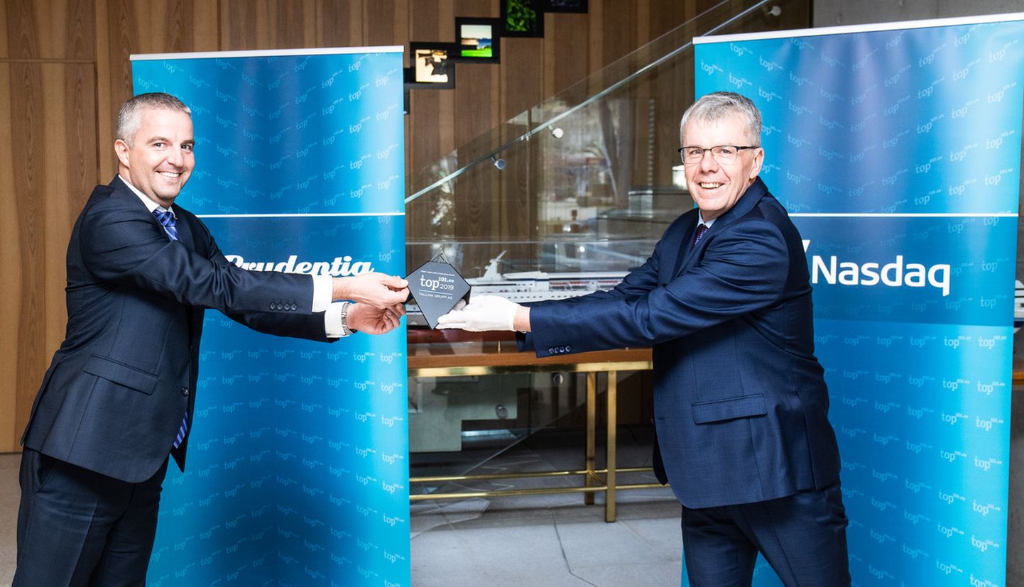 Партнер Prudentia Иллар Каасик вручает премию руководителю Tallink Grupp Пааво Ныгене.