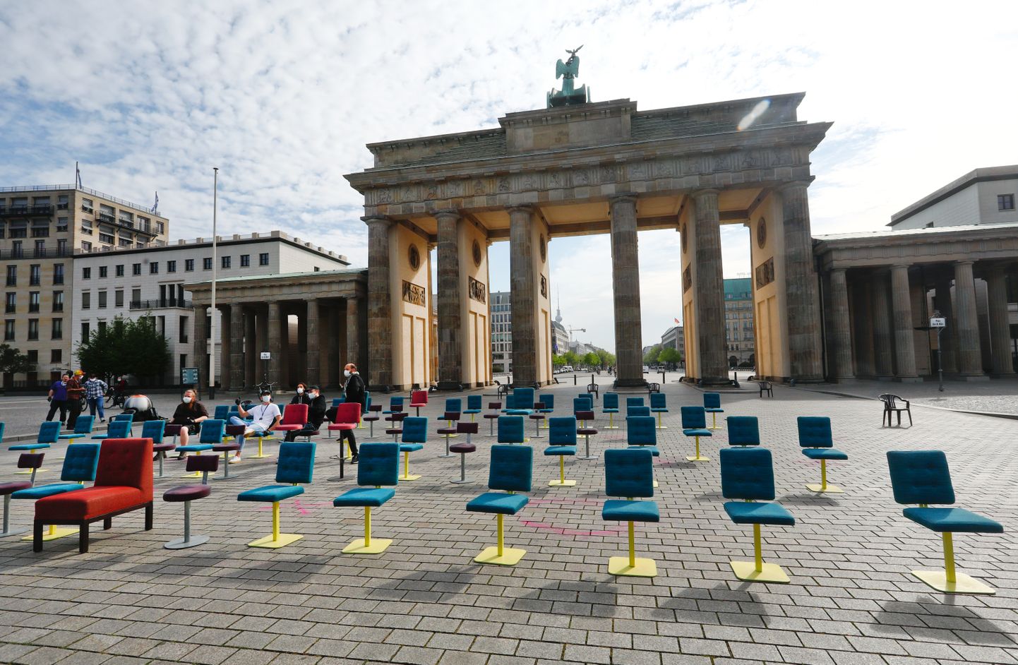Tühjad toolid Brandenburgi väravate ees.