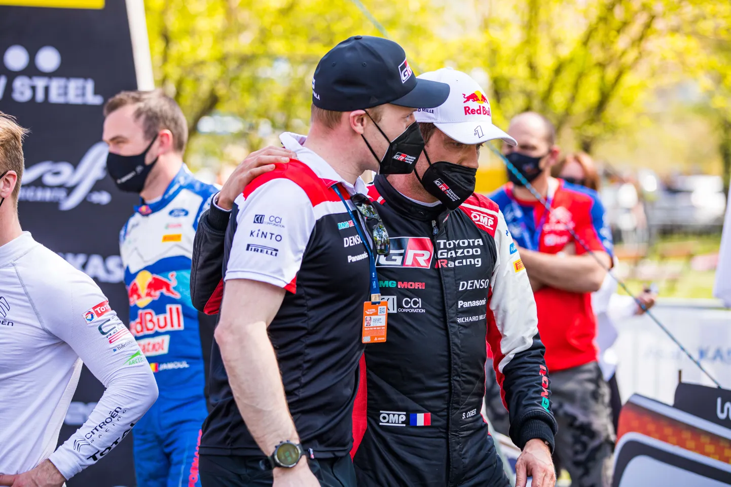 Jari-Matti Latvala esiplaanil ja Sebastien Ogier.