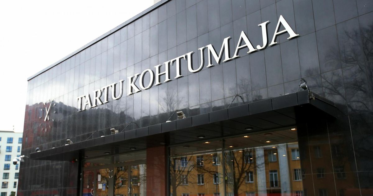 ENNENÄGEMATU ⟩ Peomeeleolus töötajad sodisid Tartu kohtumajja sõjasümboolikat