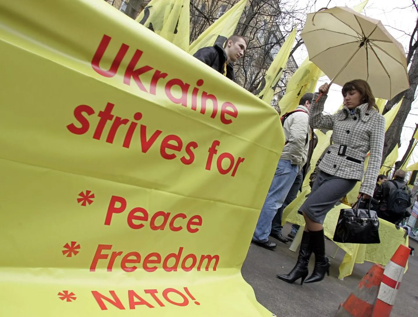 Ukraina püüdleb rahu, vabaduse ja NATO pole, teatas loosung Kiievis Prantsusmaa saatkonna juures.