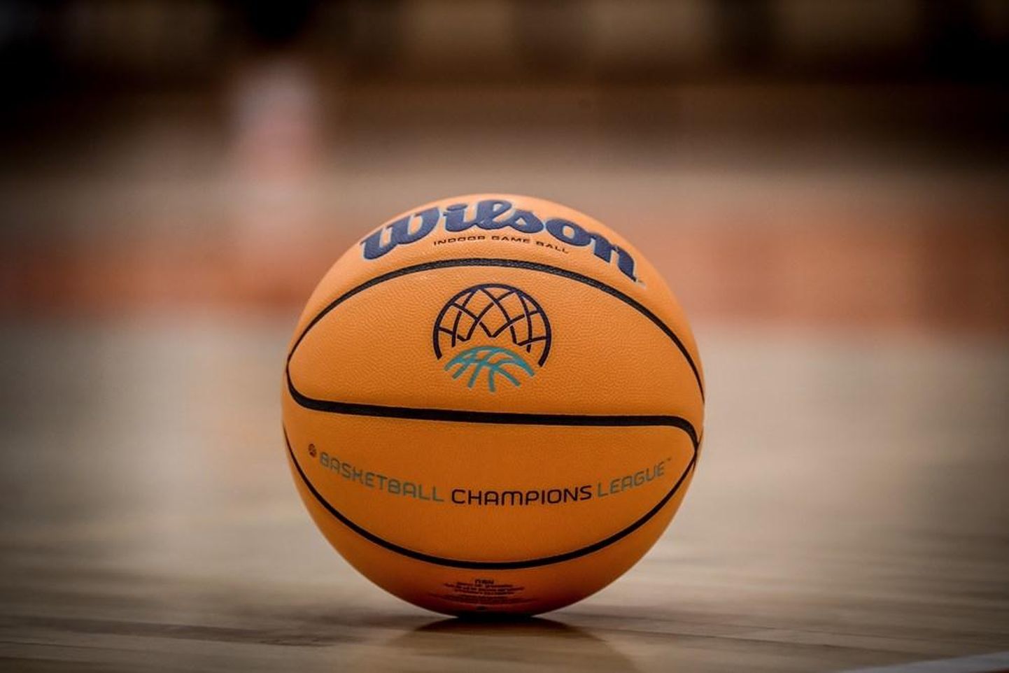 Põneval kombel on FIBA korvpalli meistrite liiga ametlik mängupall sama värvi kui Karhu Basketi võistlusvorm.