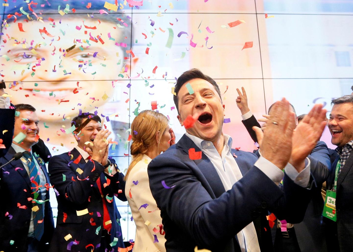 Volodõmõr Zelenskõi tähistamas aprillis presidendivalimiste võitu
